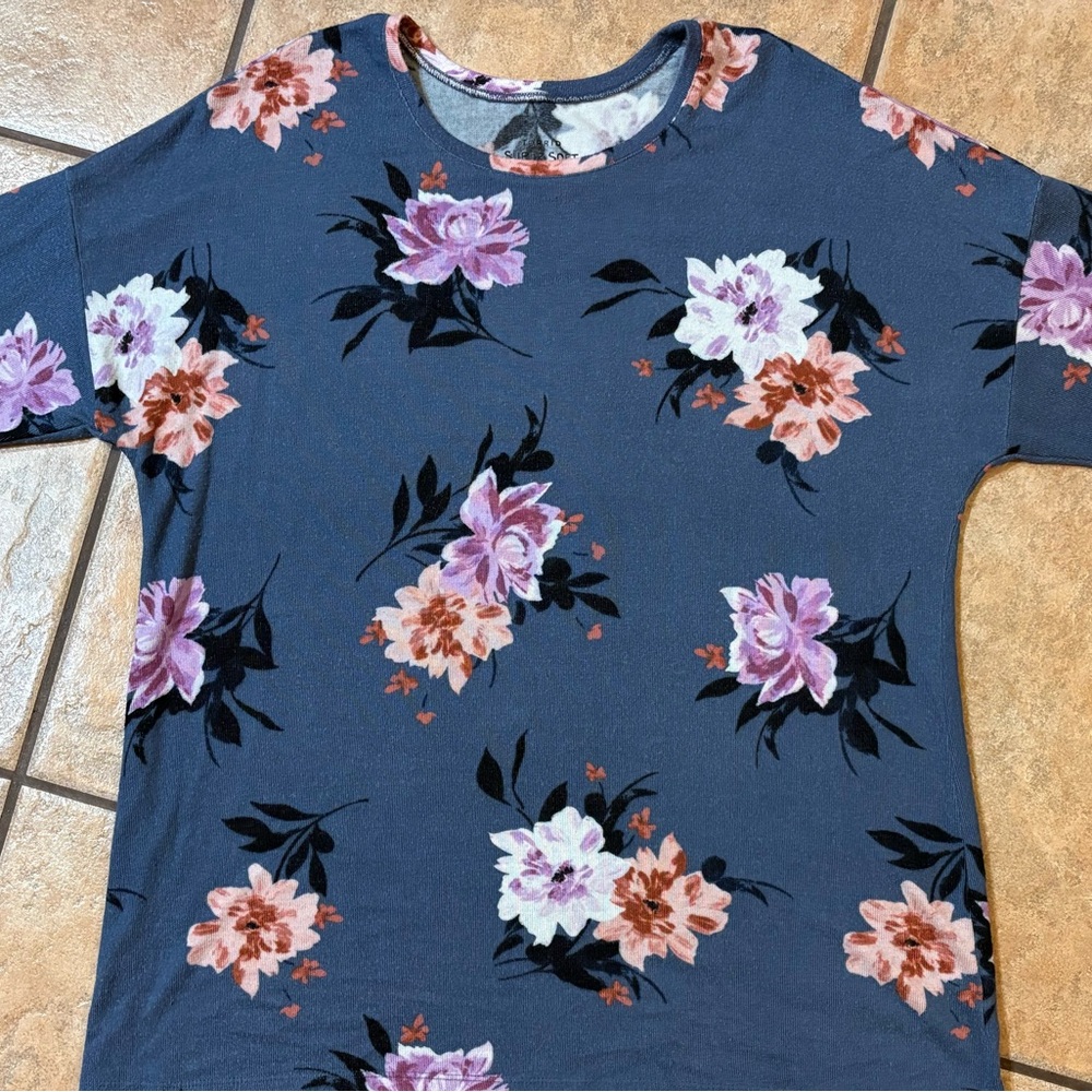 Torrid Super Soft Plush Blue Floral Print Top Size 2X with 3/4 Sleeves